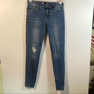 KUT from the KLOTH Catherine Boyfriend Jeans. Size 6. Inseam 30-½”. Busted knee